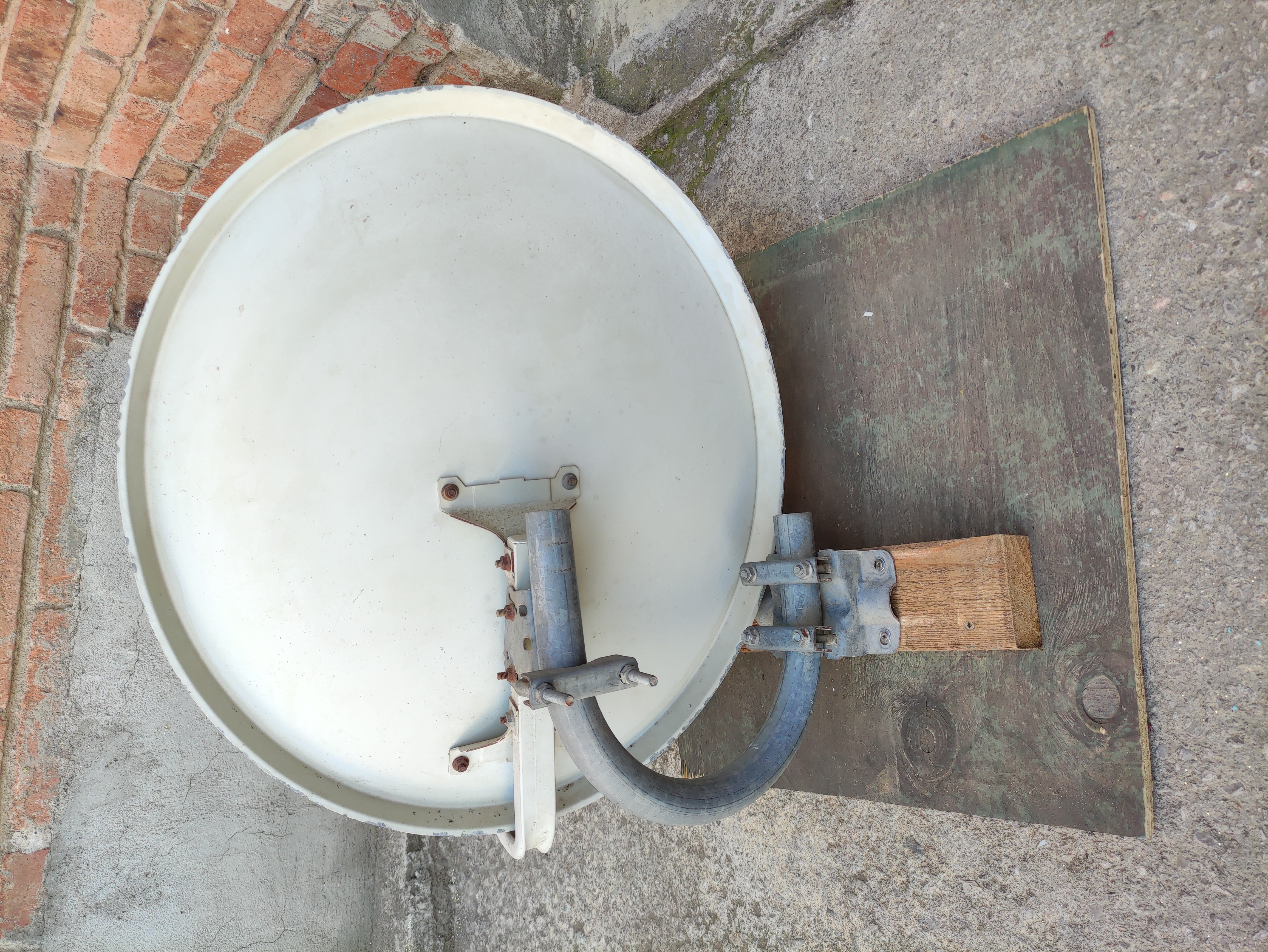 antena parabolica +brazo pared met mad 51+48x58x65 1u